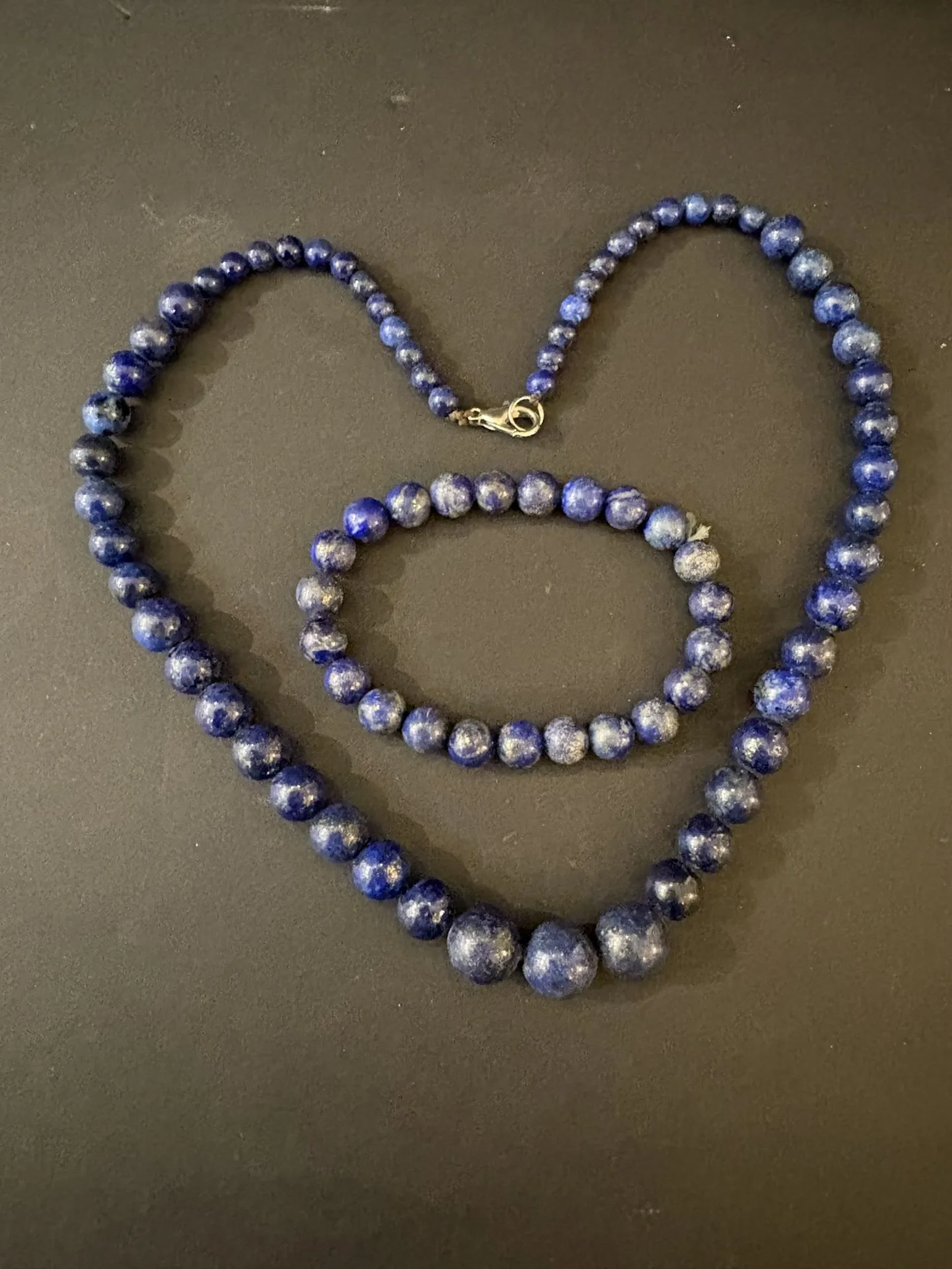 Collier et bracelet en perles de lapis-lazuli, fermoir métal - Lot 227
