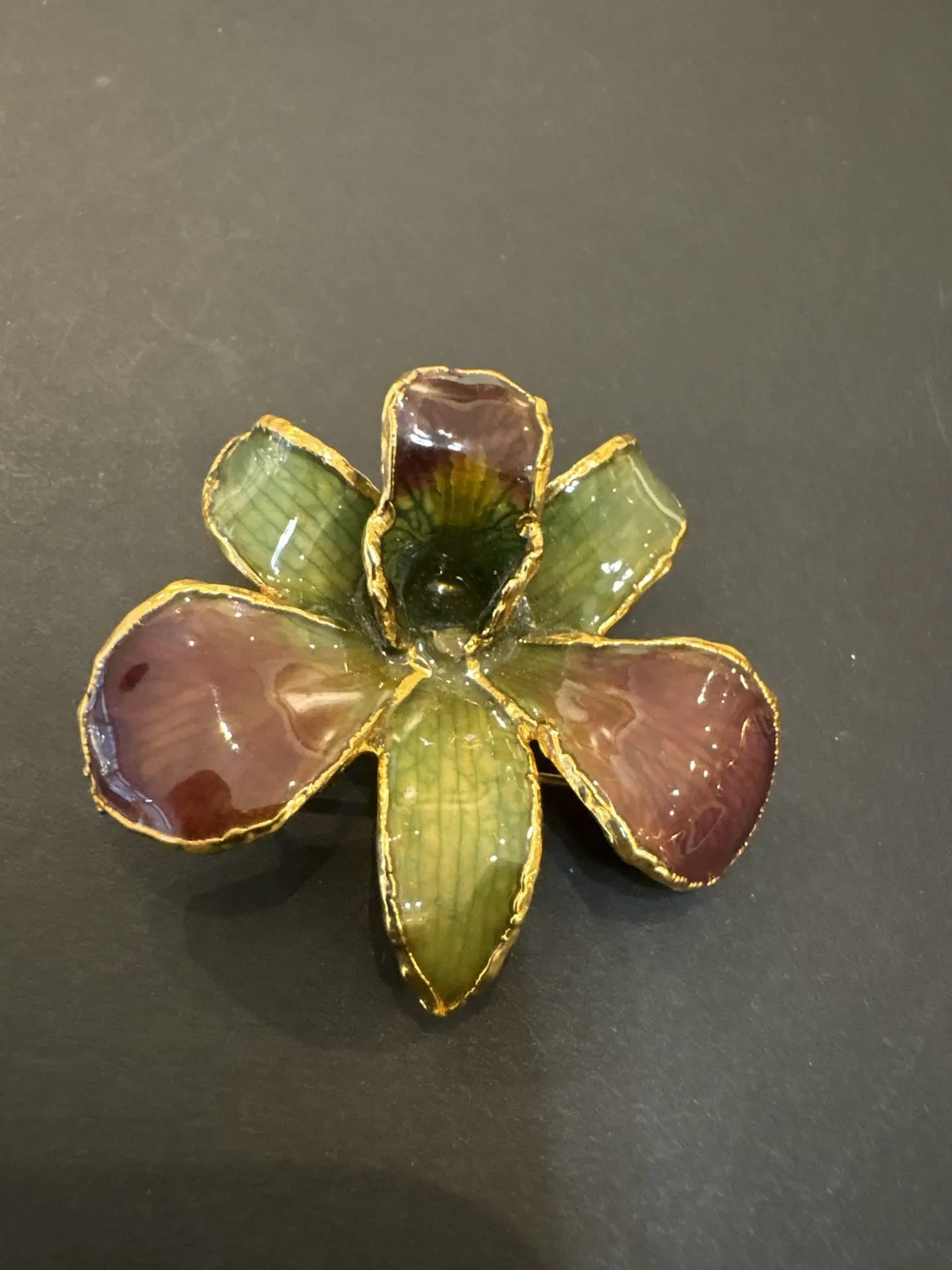 Broche / Pendentif orchidée. Pétales émaillés vert bordeaux - Lot 121