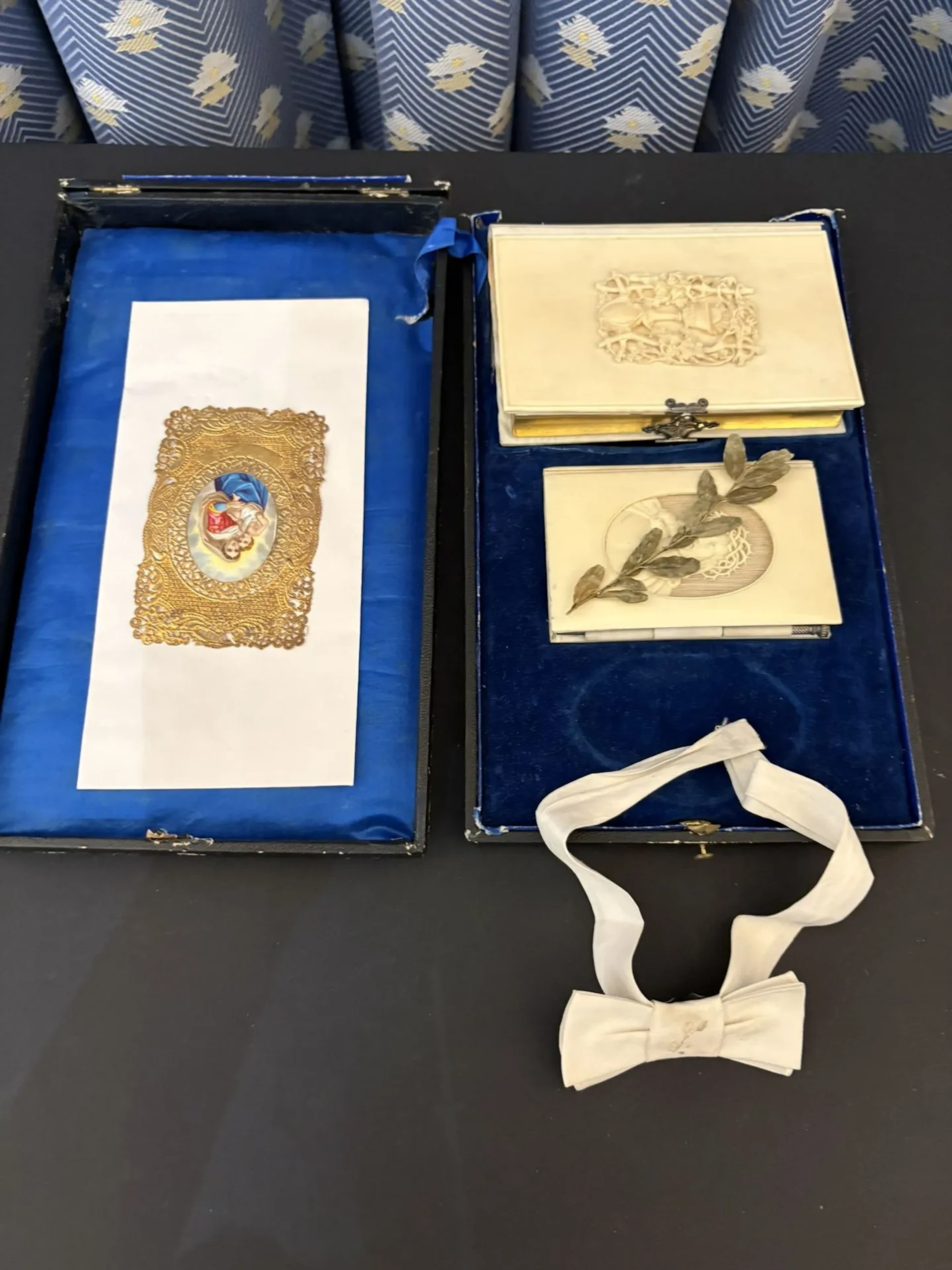 Coffret de baptême avec livre de culte , carnet et nœud papi - Lot 340
