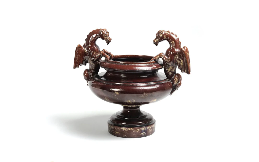 Coupe sur piédouche de forme medicis à anses ornées de chimè - Lot 281