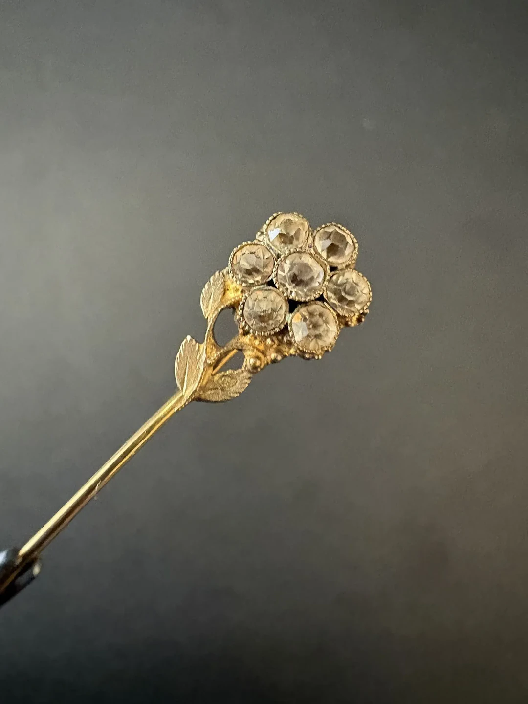 XIXe siècle. Délicate épingle de revers en or 750°/°° , moti - Lot 19
