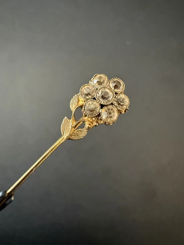 XIXe siècle. Délicate épingle de revers en or 750°/°° , moti - Lot 19