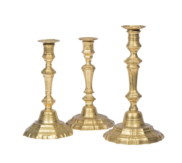 Suite de trois bougeoirs en bronze doré à décor de feuillage - Lot 371