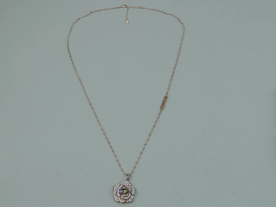 ANGEL. Collier avec pendentif fleur orné de strass et de pie - Lot 426