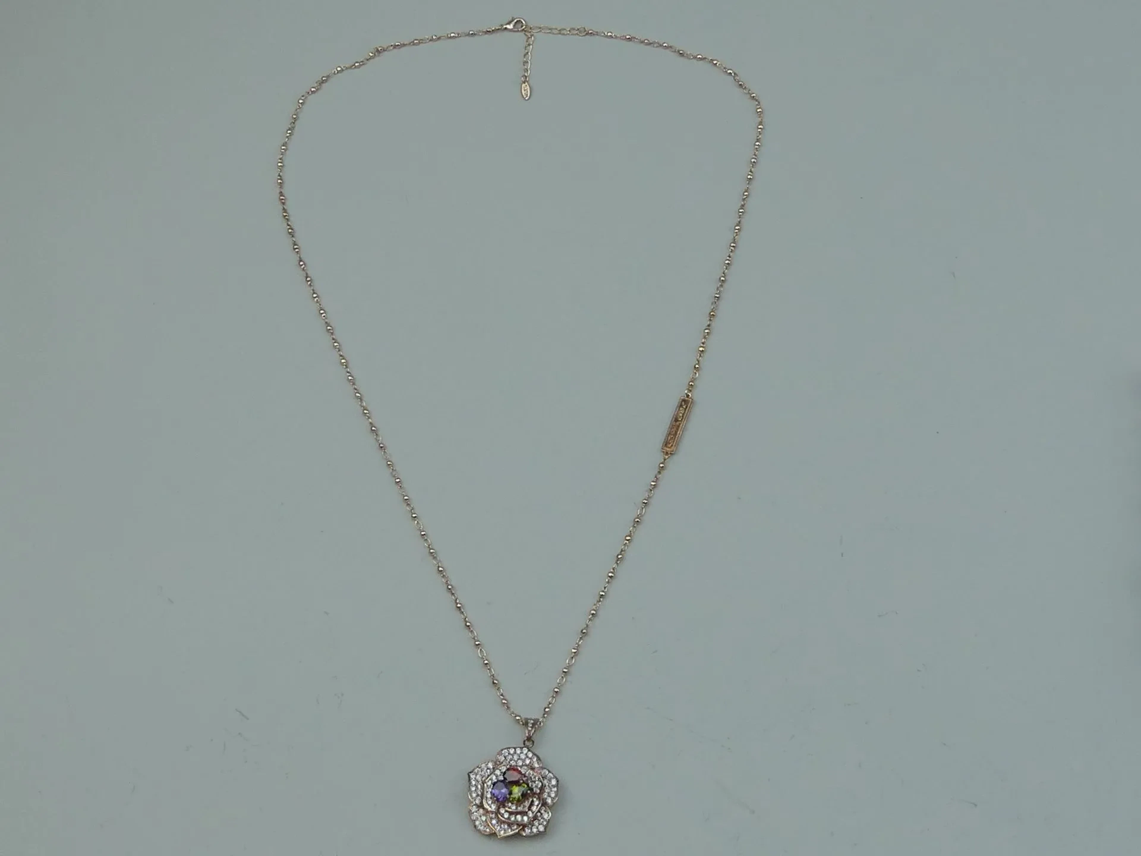ANGEL. Collier avec pendentif fleur orné de strass et de pie - Lot 426