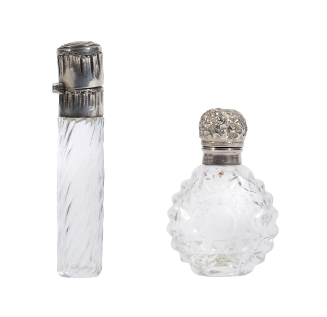 Deux flacons à sels à montures en argent. Manque le bouchon - Lot 239