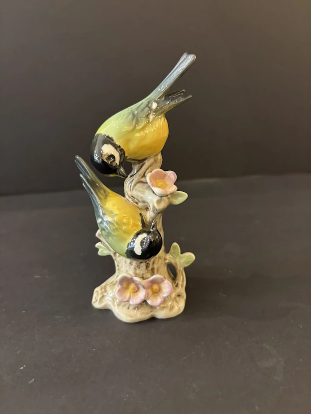 GOEBEL (Allemagne). Paire de mésanges en porcelaine émaillée - Lot 314
