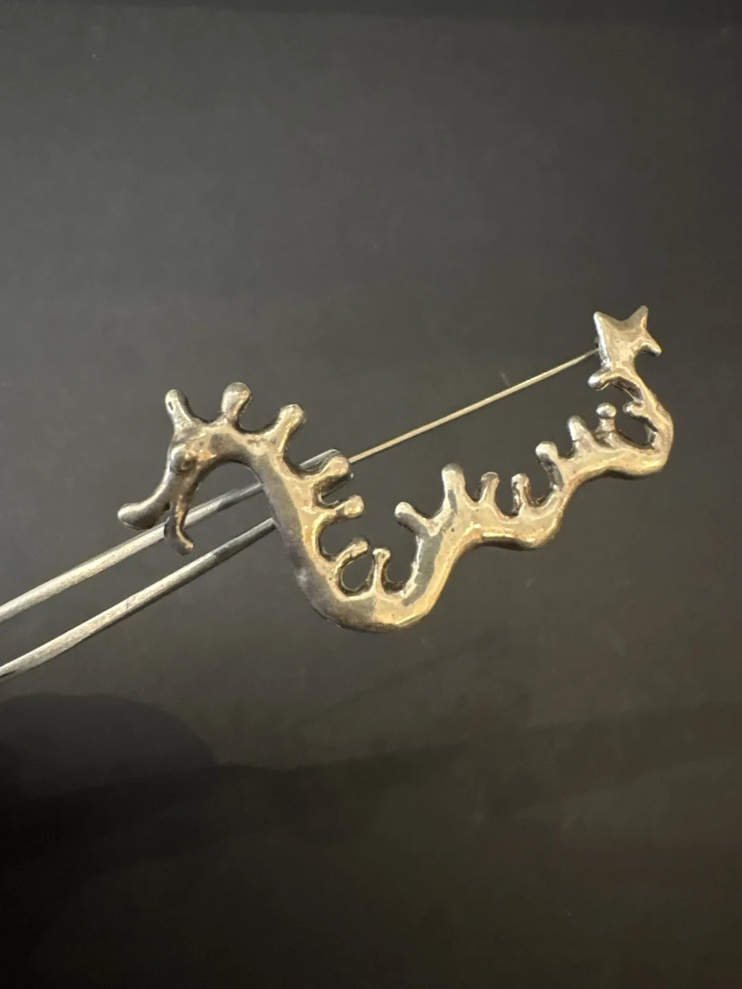 Anne Dick. Amusante de broche dragon marin en métal argenté. - Lot 182