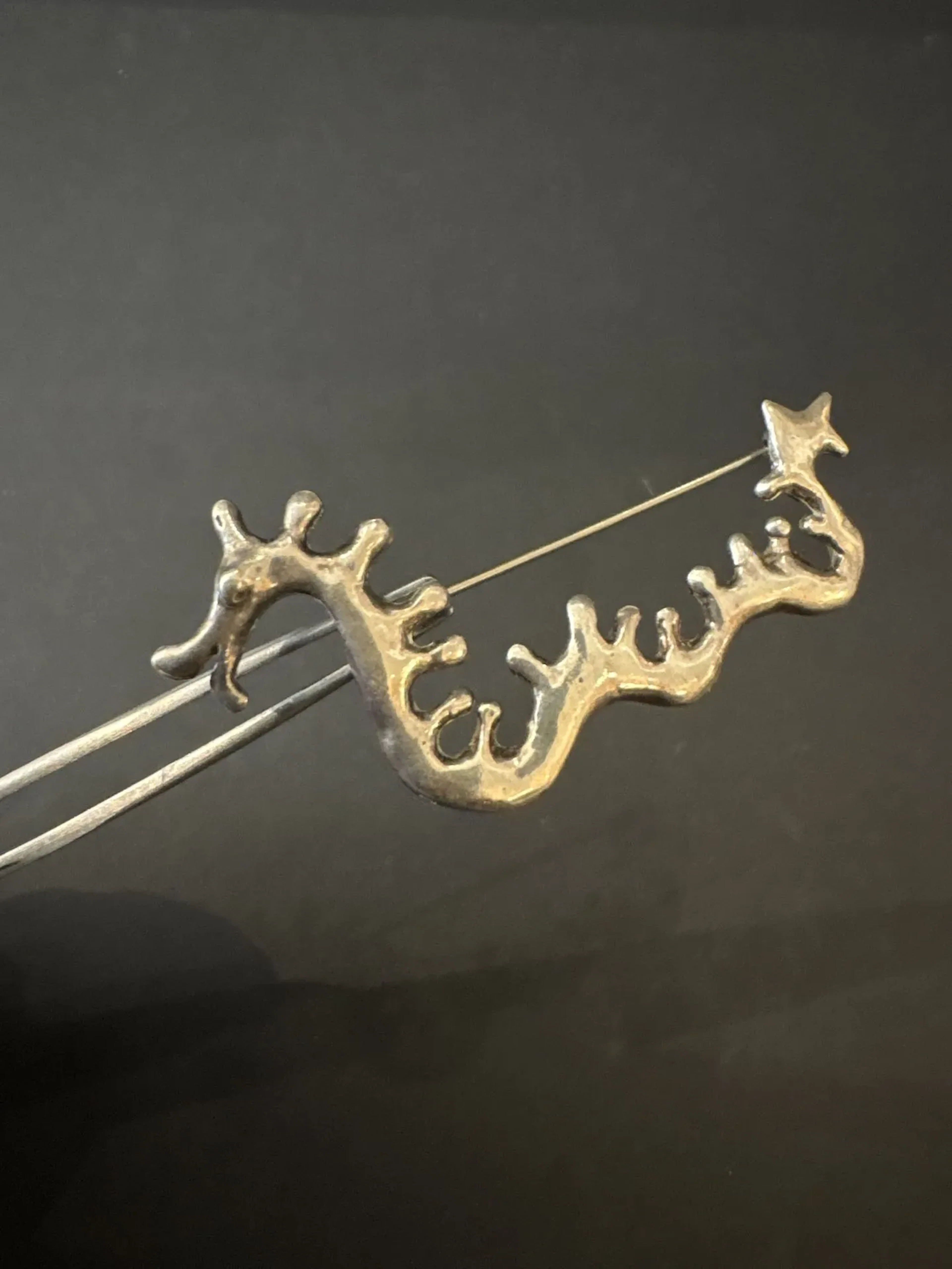 Anne Dick. Amusante de broche dragon marin en métal argenté. - Lot 182