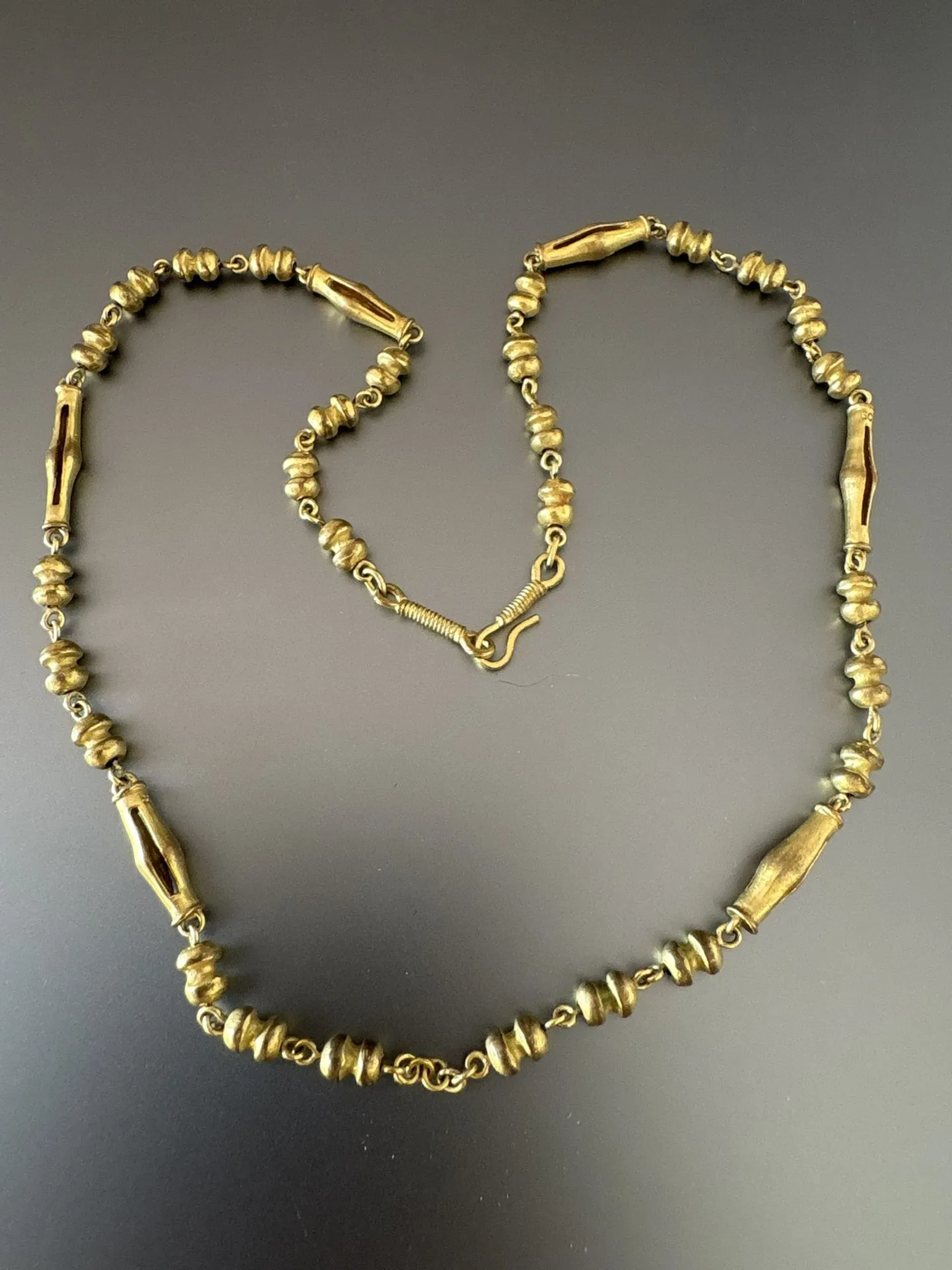 Vers 1950. Collier constructiviste en bronze doré à motifs d - Lot 149