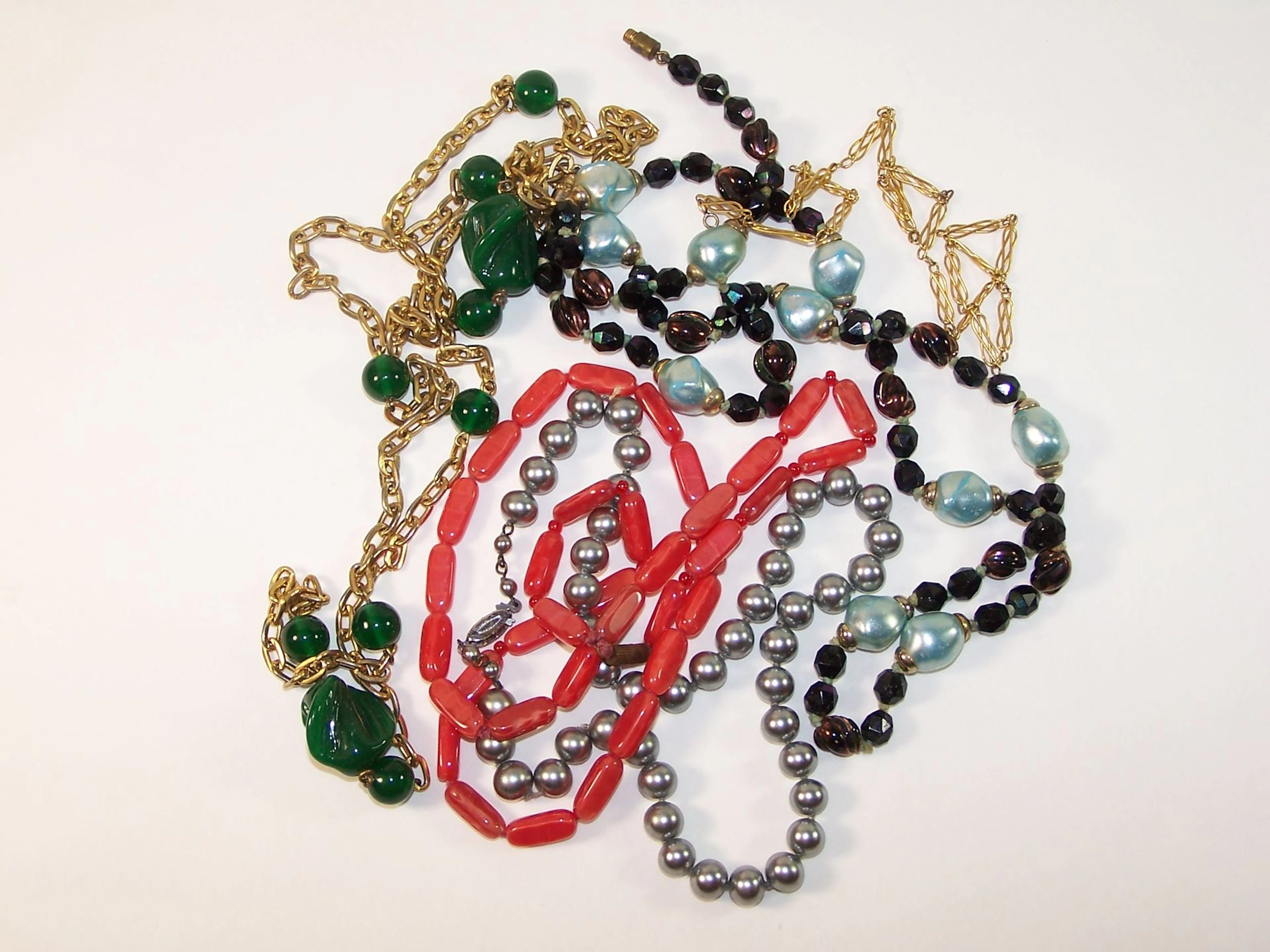 Lot de bijoux fantaisie divers: colliers, bracelet pierre du - Lot 468
