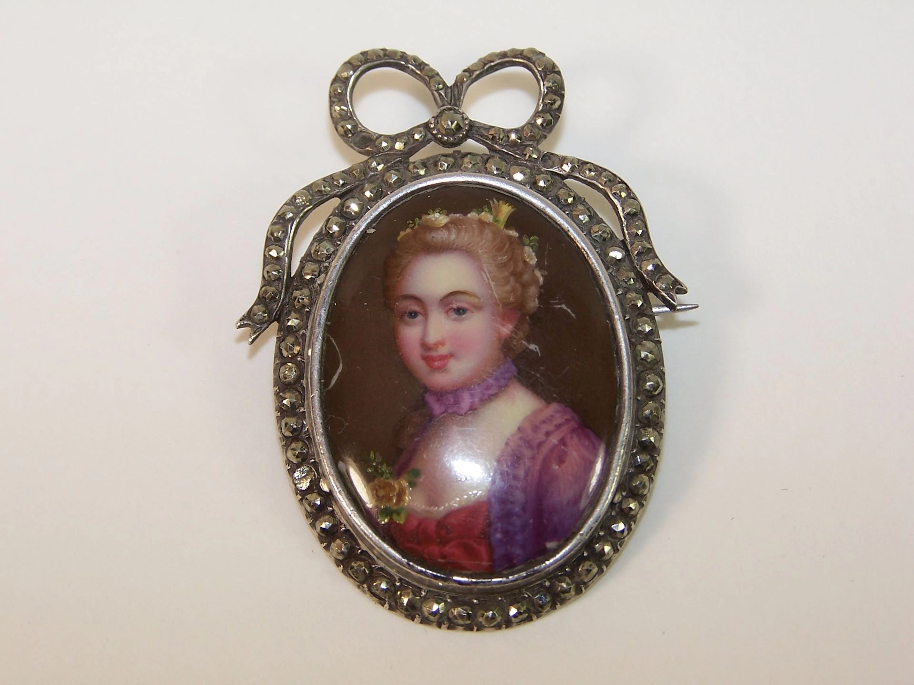 Broche ancienne monture en argent min 800‰ à motif de noeud - Lot 469