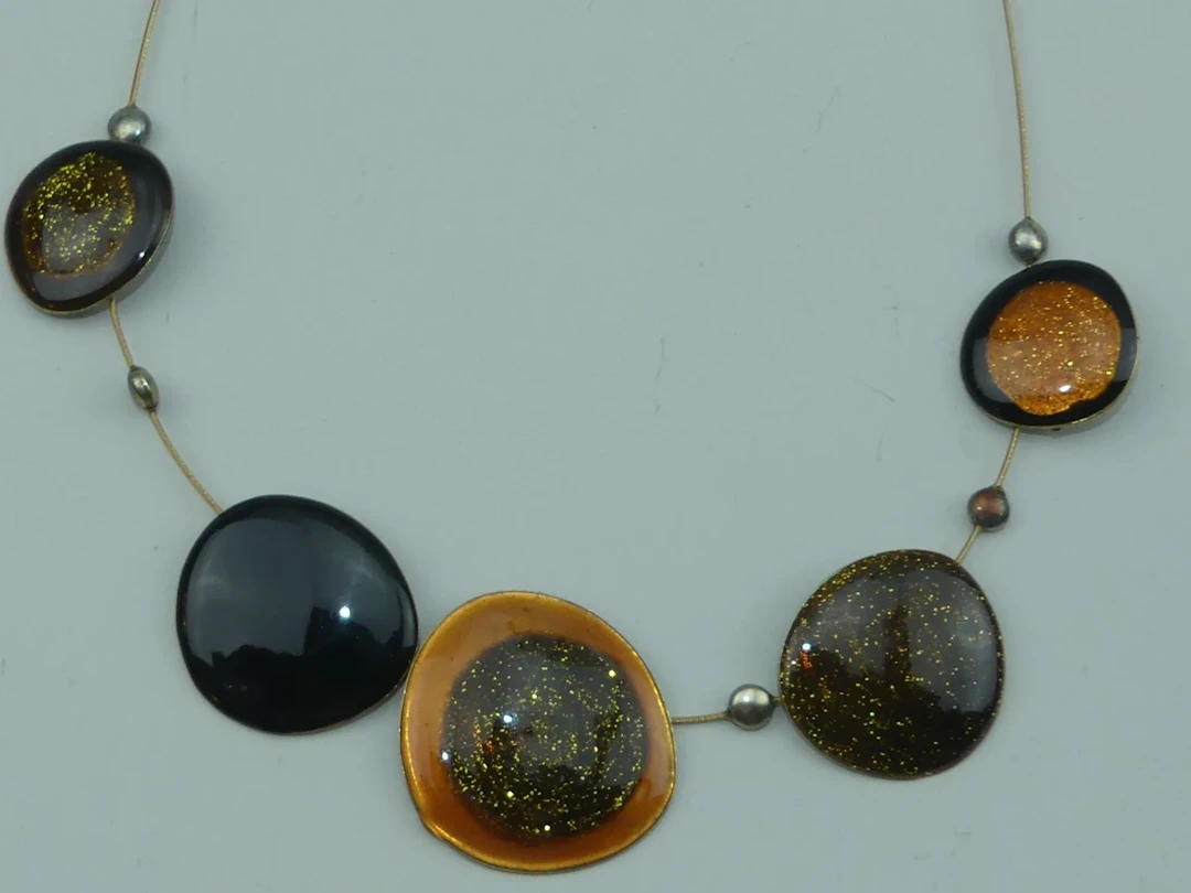 IKITA. Collier à motifs circulaires émaillés. Signé. On join - Lot 366