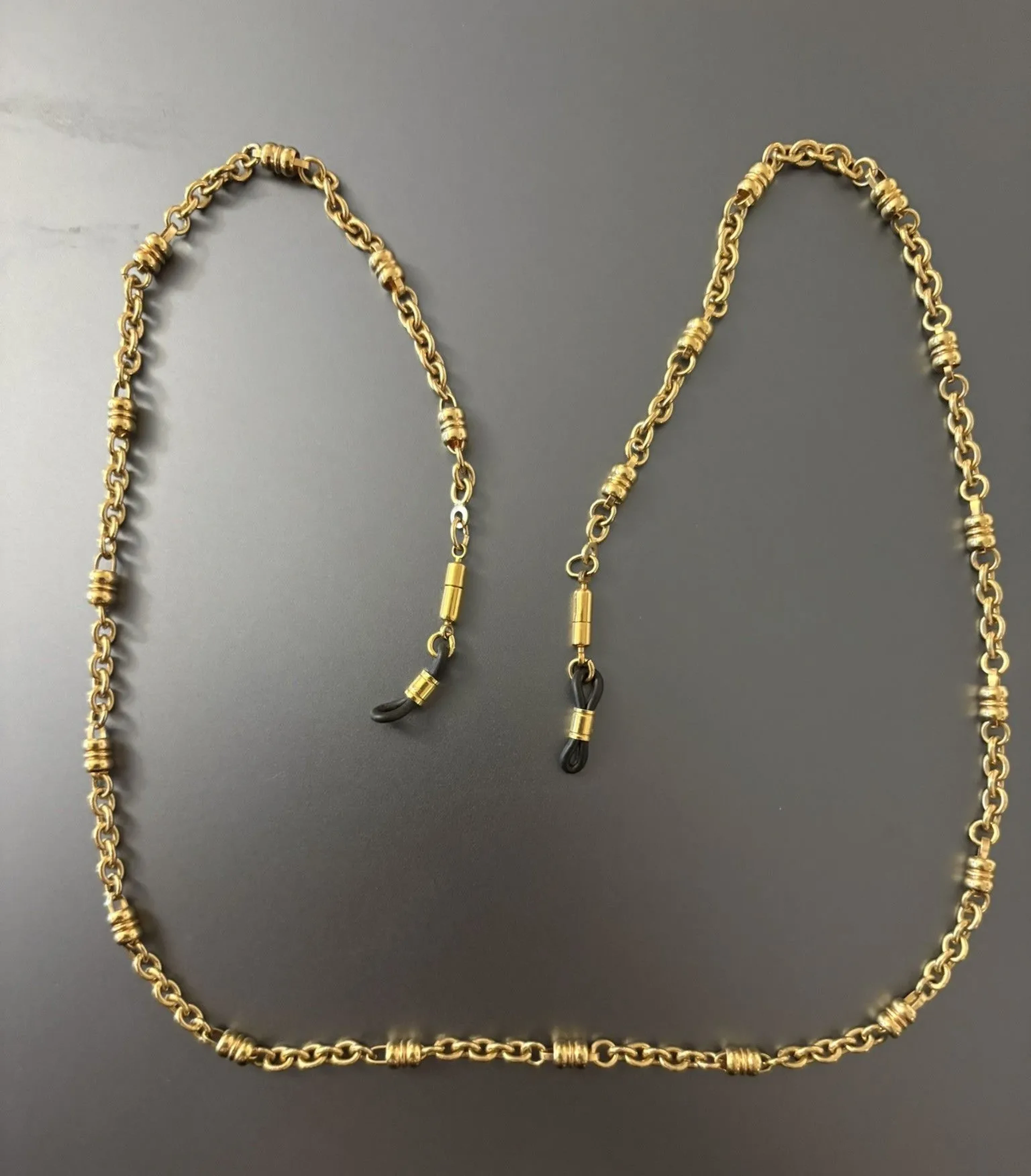 HENRI BEAUD. Chaîne de lunettes en métal doré. Longueur : 73 - Lot 242