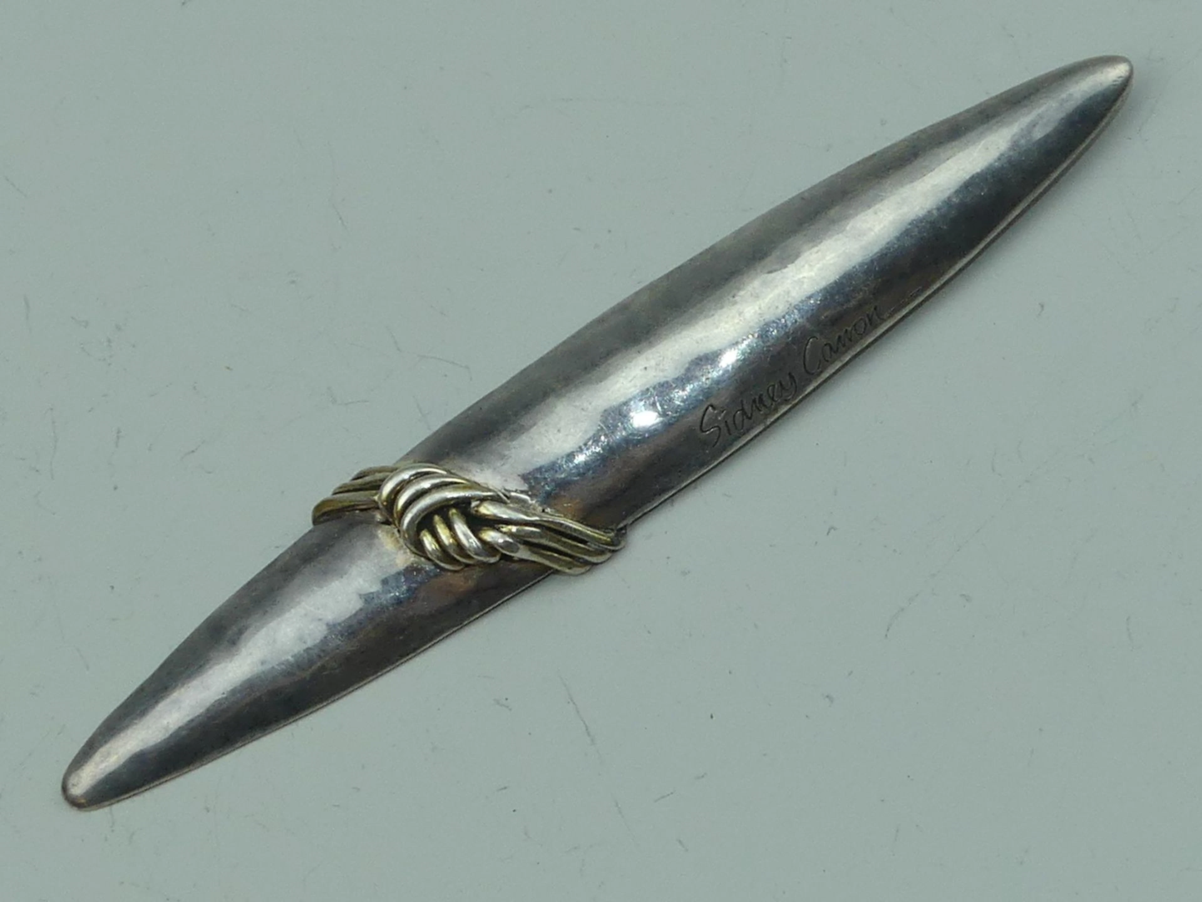 SYDNEY CARRON. Grande broche en bronze argenté de style mode - Lot 406