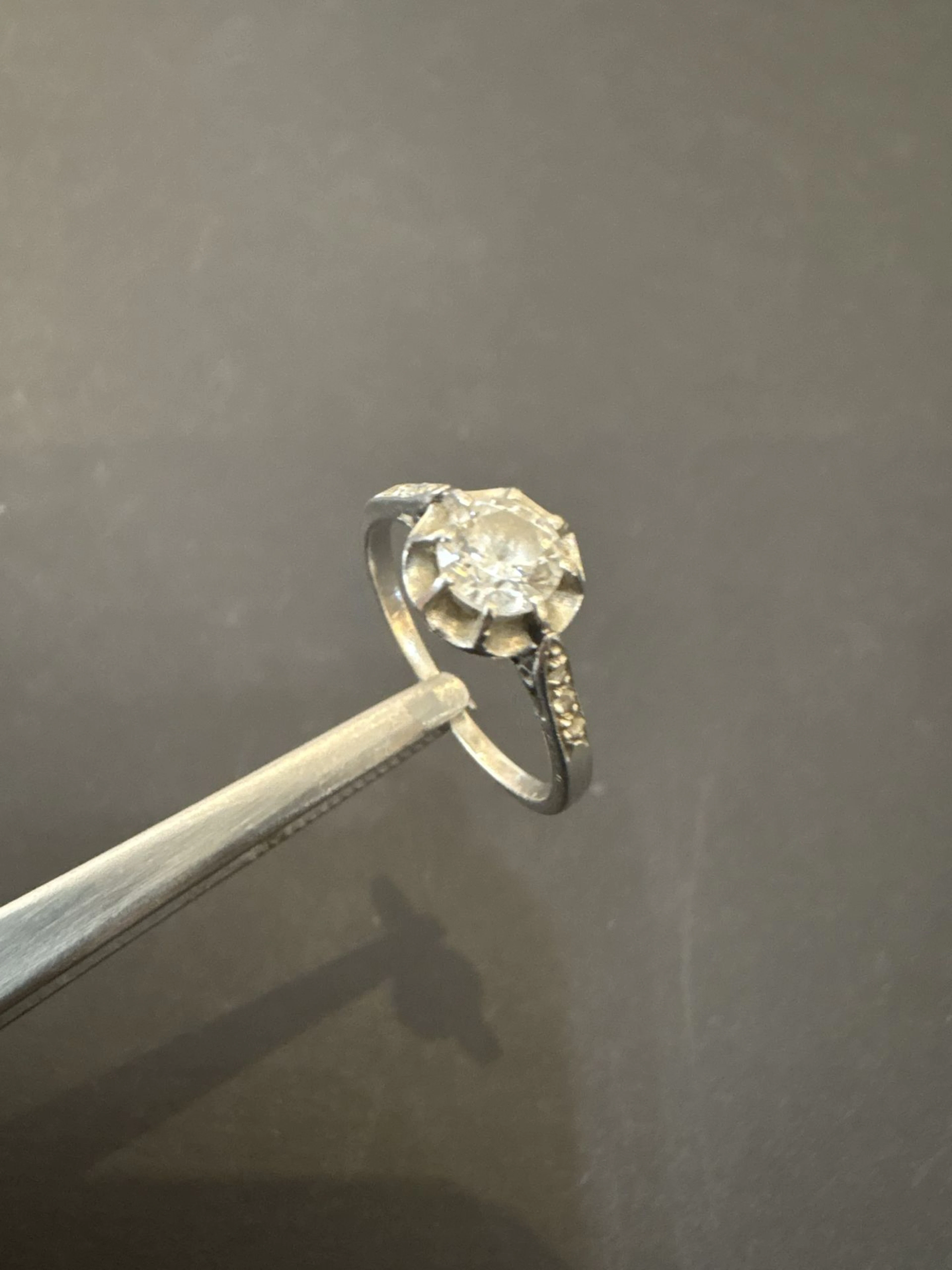 Bague platine 850°/°°, pierre blanche et petits diamants tai - Lot 7