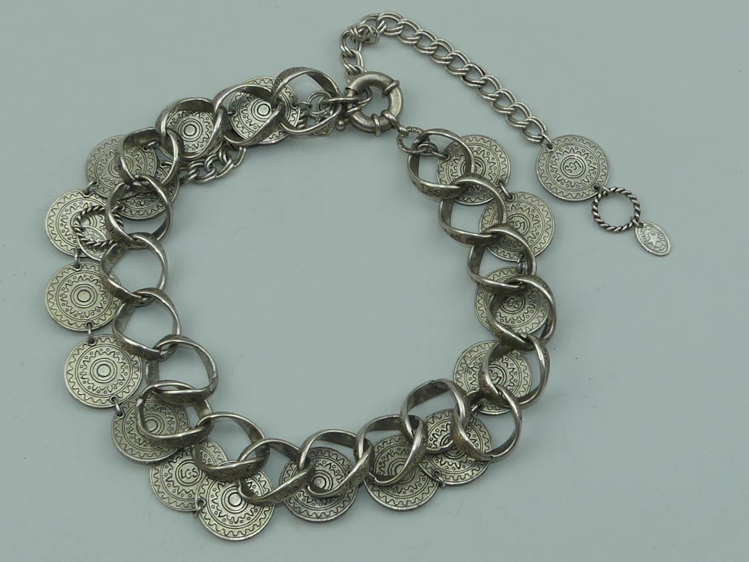 «LES GENS DU SUD». Original collier en argent ou métal argen - Lot 379