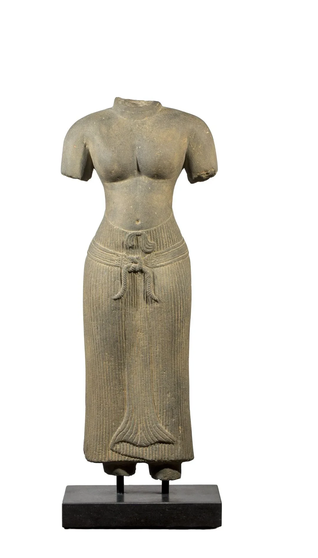 Statuette féminine portant le sampot retenu par une ceinture - Lot 296