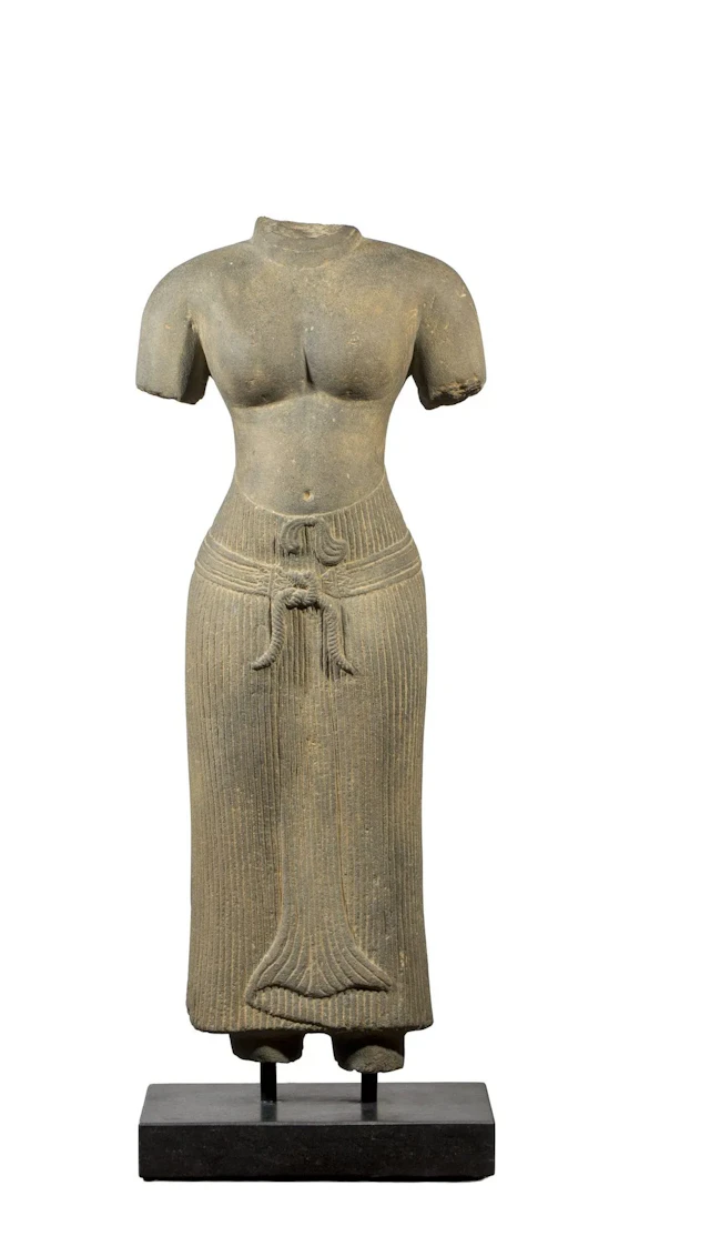 Statuette féminine portant le sampot retenu par une ceinture - Lot 296