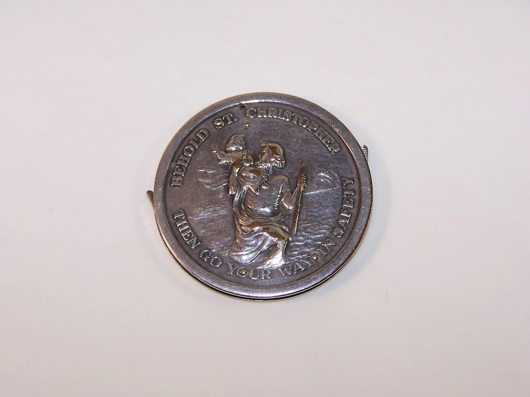 HICOCK USA Nécessaire à ongles dans une médaille de Saint Ch - Lot 476