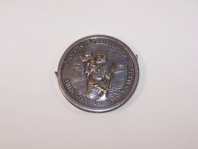 HICOCK USA Nécessaire à ongles dans une médaille de Saint Ch - Lot 476
