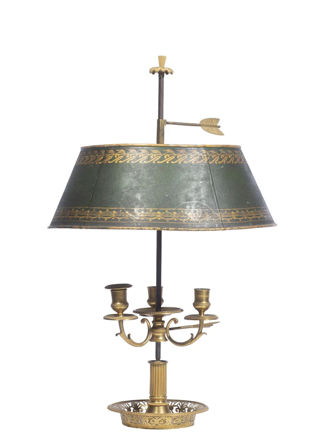 Lampe bouillotte à trois feux de lumière en bronze ciselé et - Lot 389