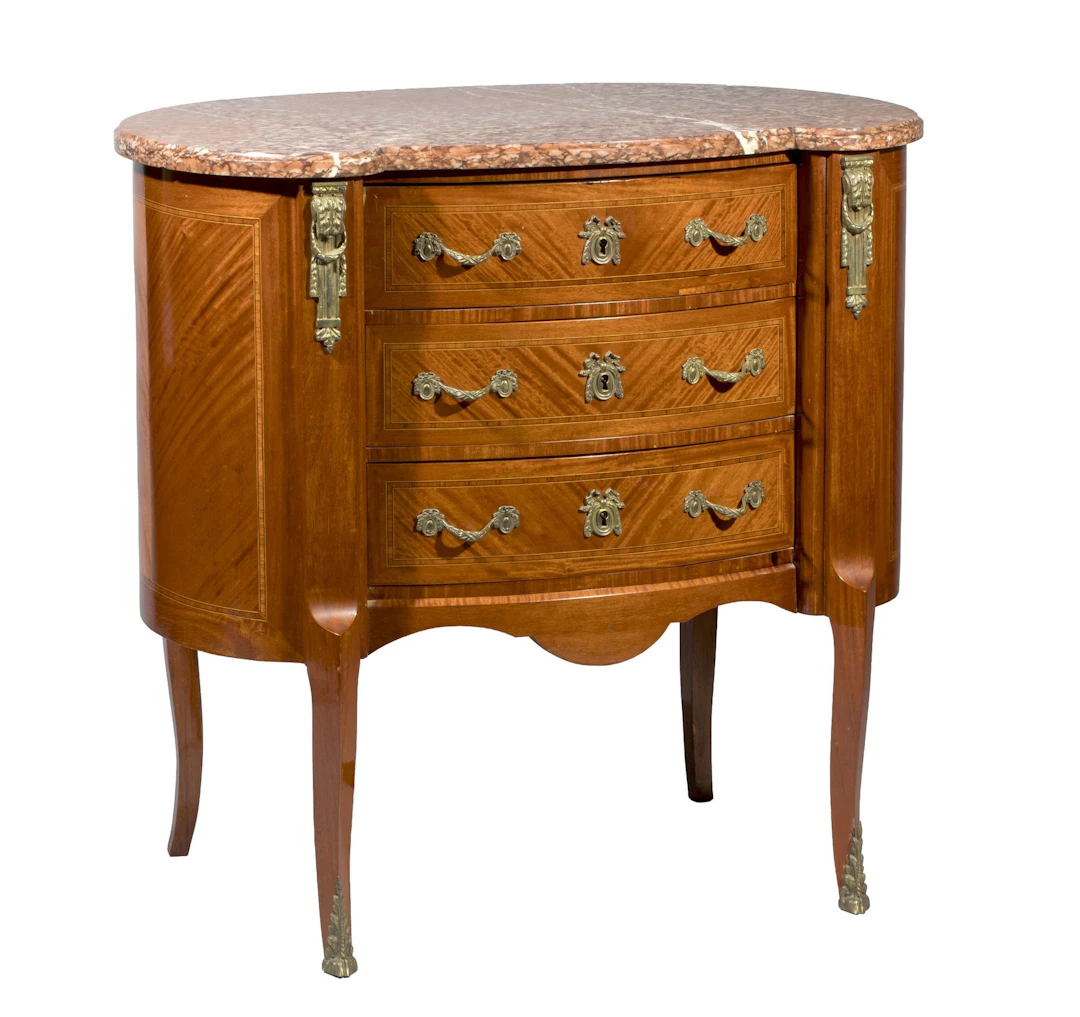 Petite commode de forme rognon en bois de placage et marquet - Lot 359