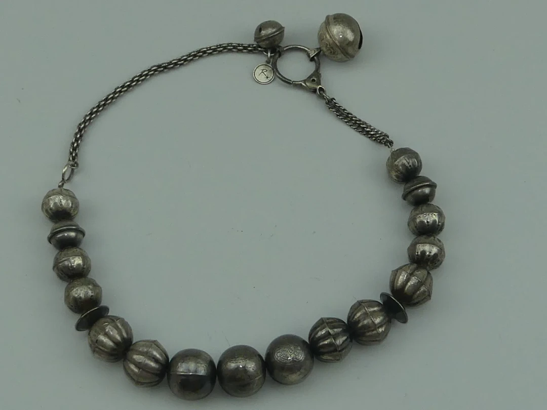 REMINISCENCE. Collier en argent ou métal argenté constitué d - Lot 427