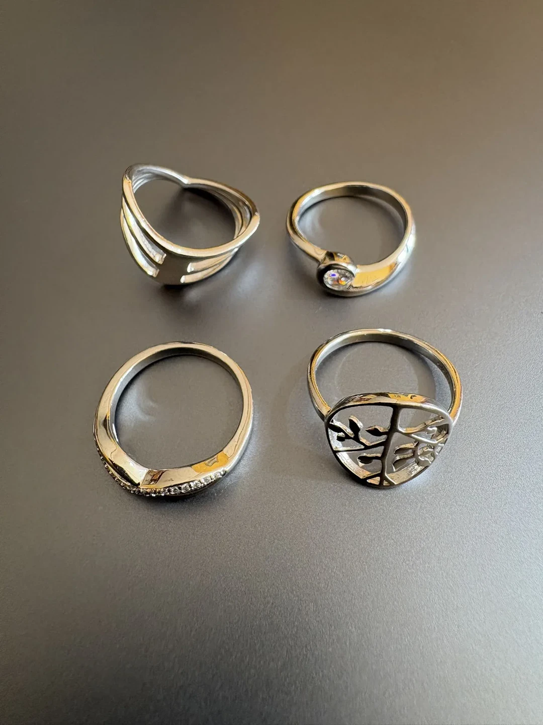 Quatre bagues en argent 925°/°° et pierre banches. Tailles : - Lot 77