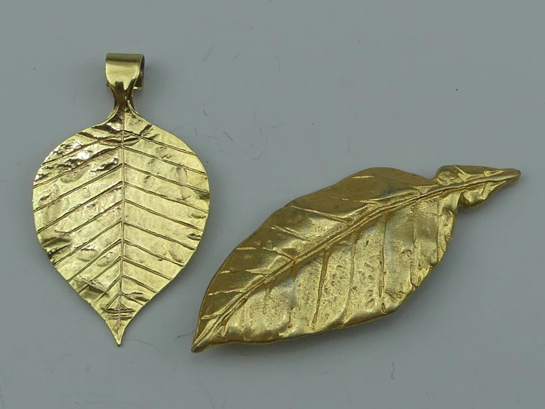 Réunion des Musées Nationaux. Broche et pendentif feuille e - Lot 430