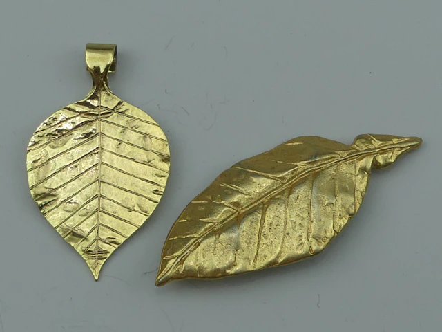 Réunion des Musées Nationaux. Broche et pendentif feuille e - Lot 430