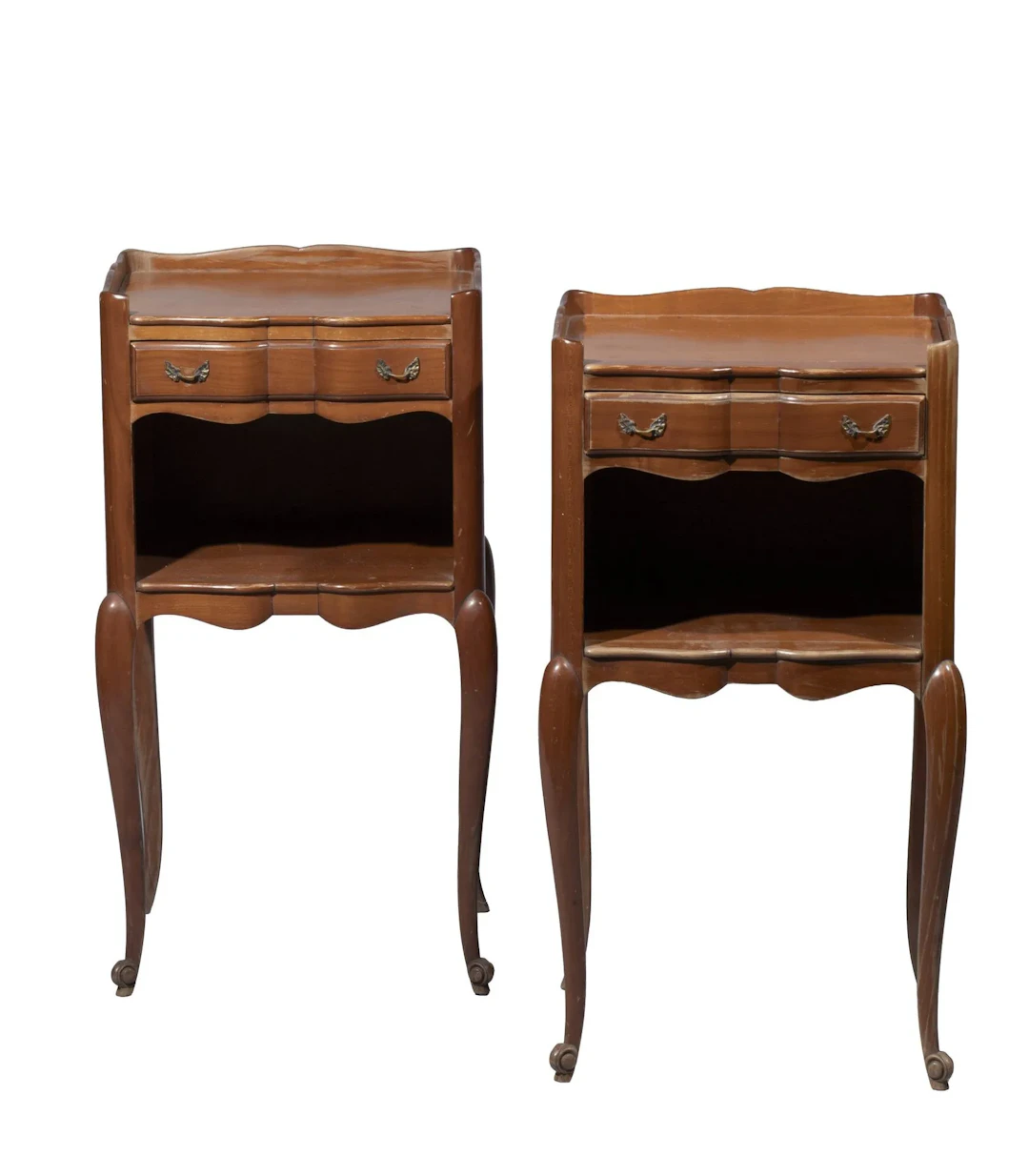 Paire de tables de chevets en bois naturel à façades mouveme - Lot 370