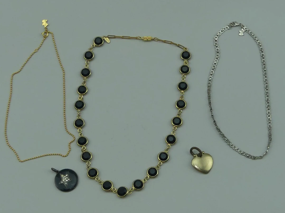 AGATHA. 3 colliers et 2 pendentifs coeur et étoile. Signés. - Lot 347