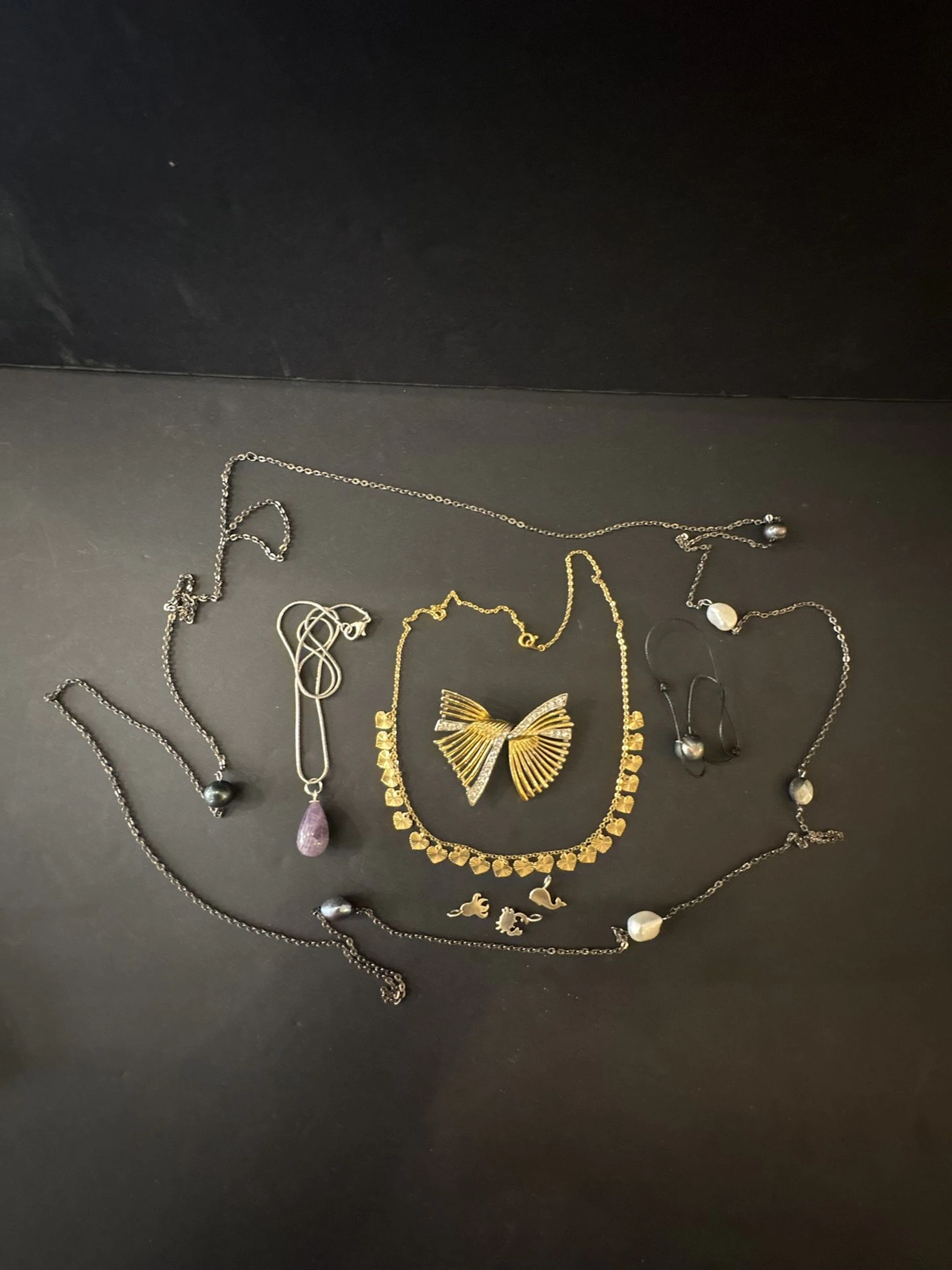Ensemble de bijoux anciens, comprenant trois pendentifs ou c - Lot 195