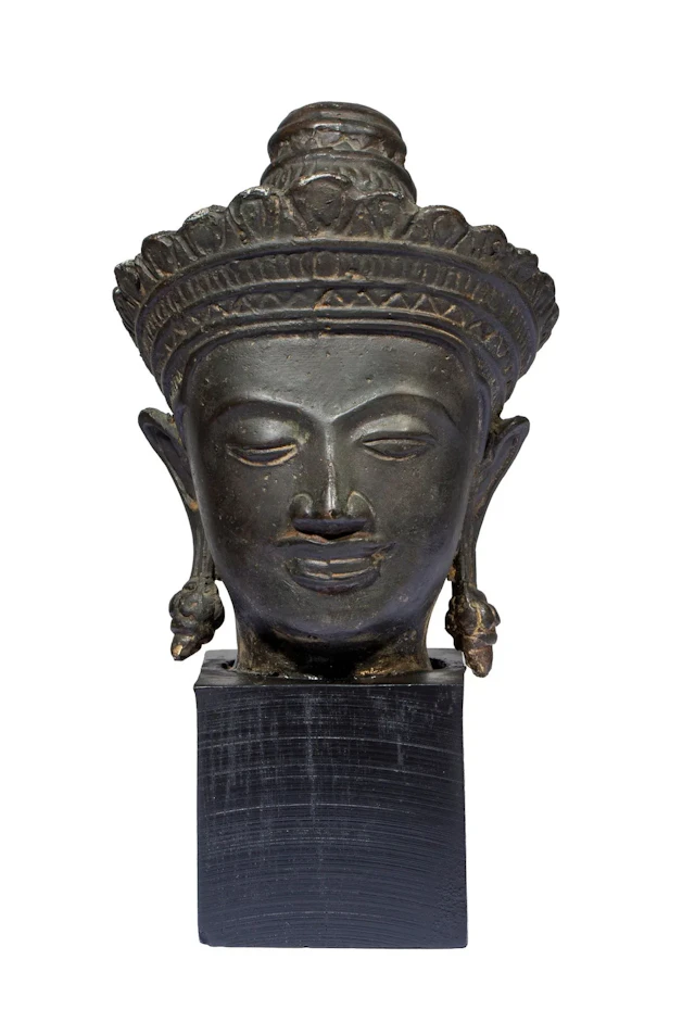 Tête de Bodhisattva en bronze à patine brune. - Lot 299