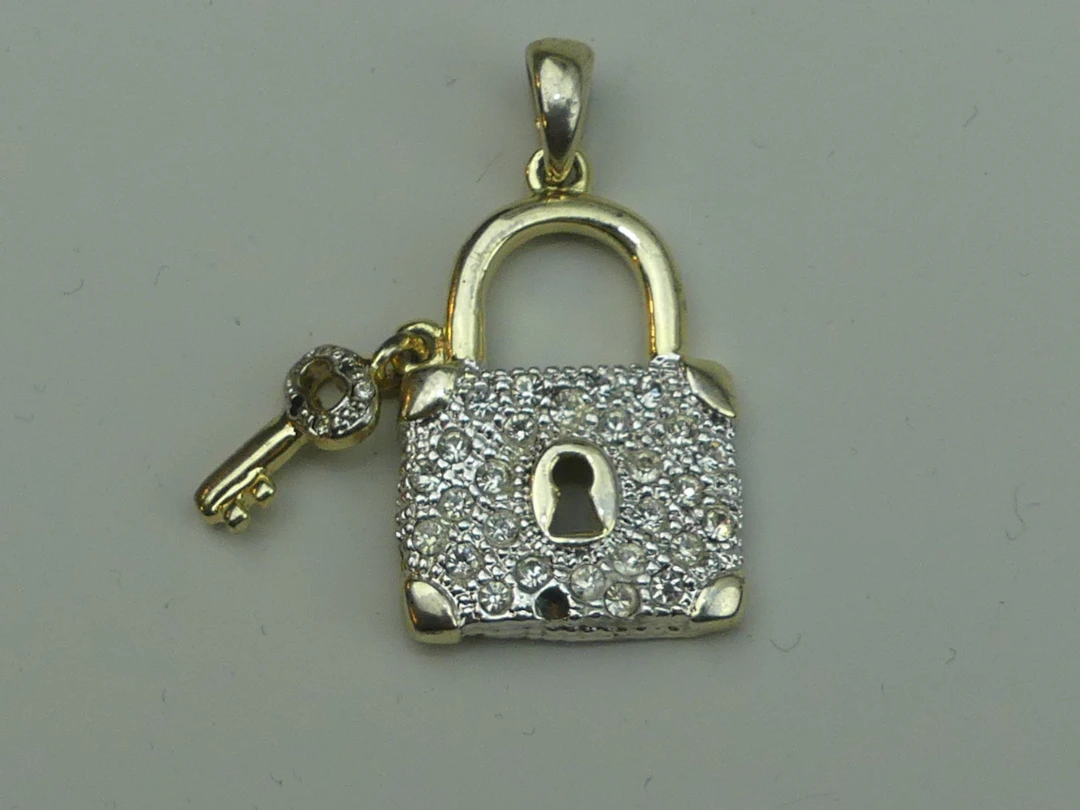 Pendentif cadenas en métal argenté pavé de strass - Lot 371