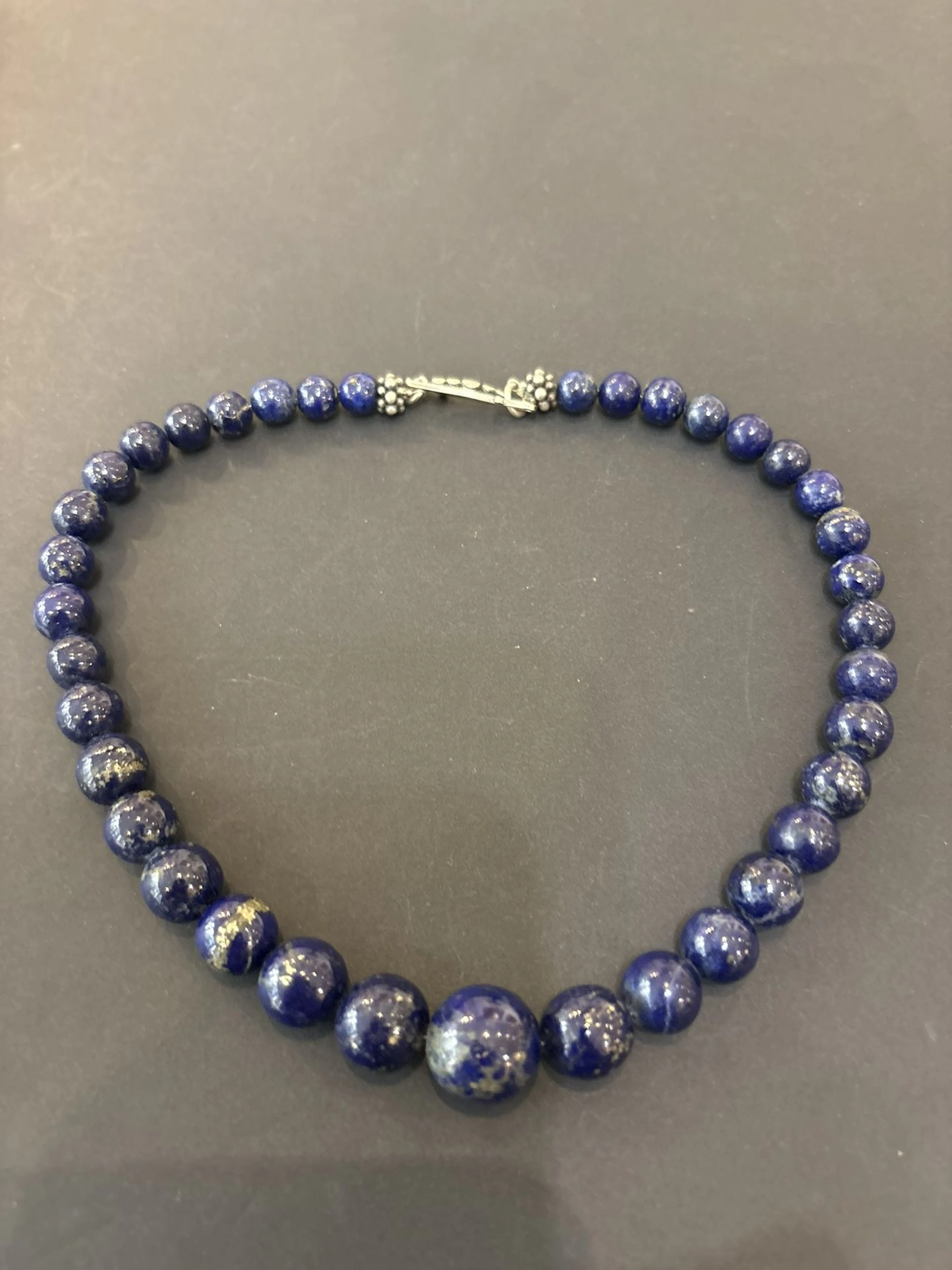Collier de perles de lapis-lazuli, fermoir argent 800°/°°, p - Lot 100