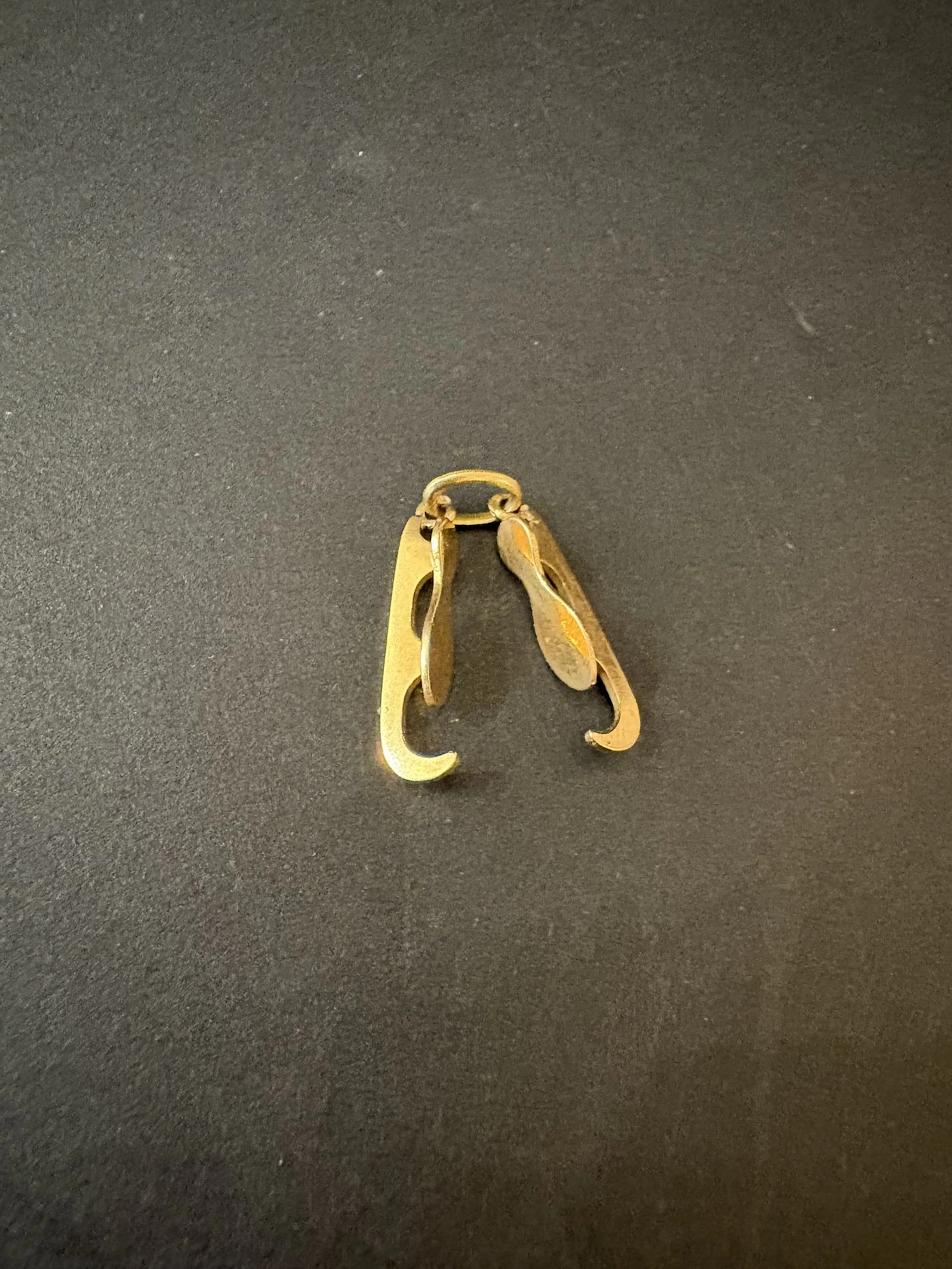 Pendentif ou charms en or 750°/°° , représentant une paire d - Lot 23