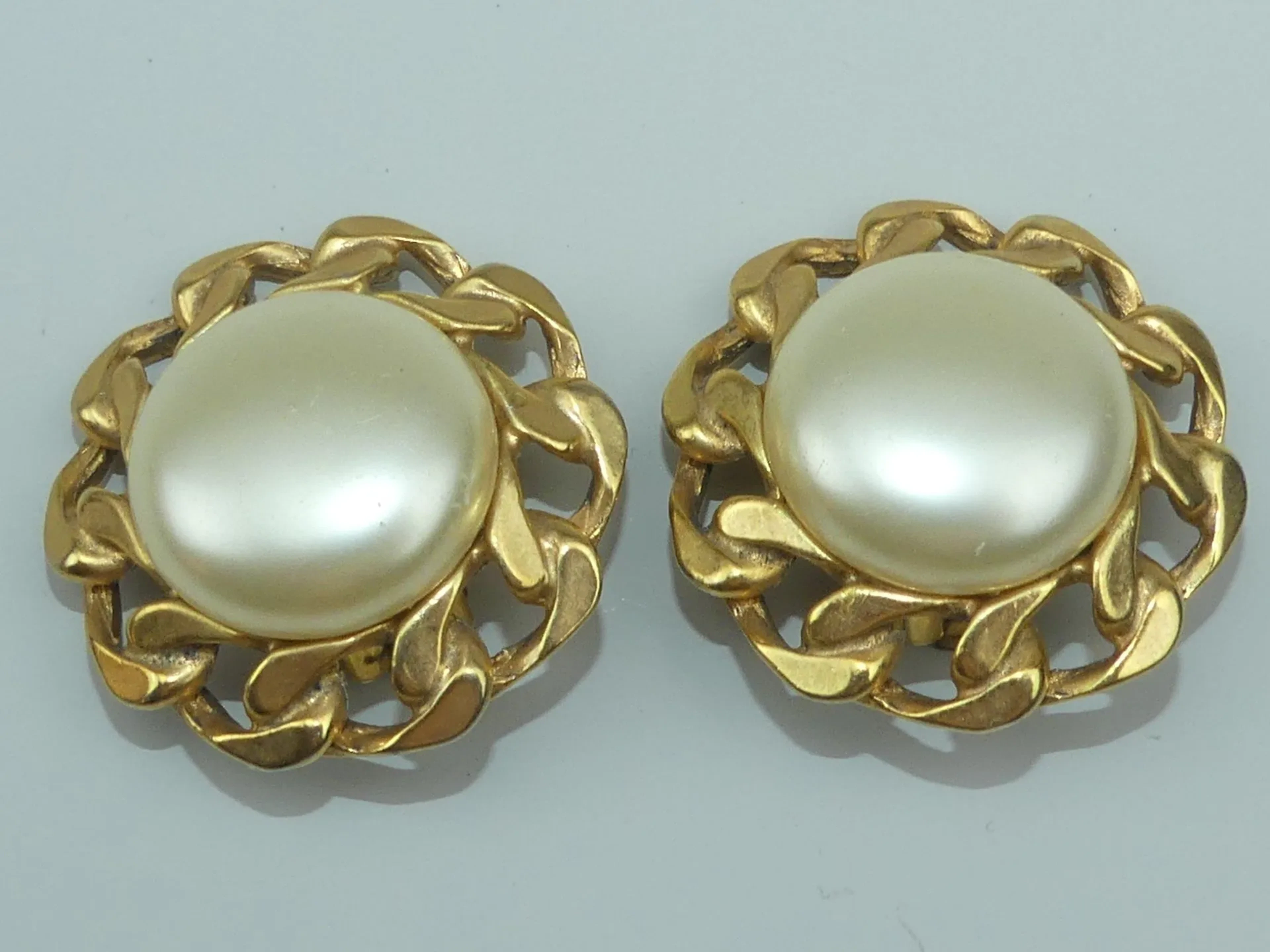CHANEL (attribué à). Paire de boucles d'oreilles centrées d' - Lot 421