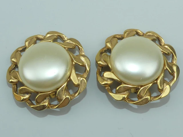 CHANEL (attribué à). Paire de boucles d'oreilles centrées d' - Lot 421