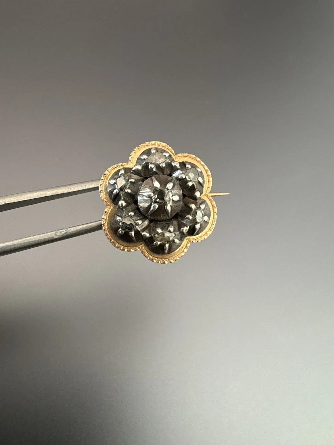 XIXe siècle. Broche de revers en or gravé avec motif de fleu - Lot 14