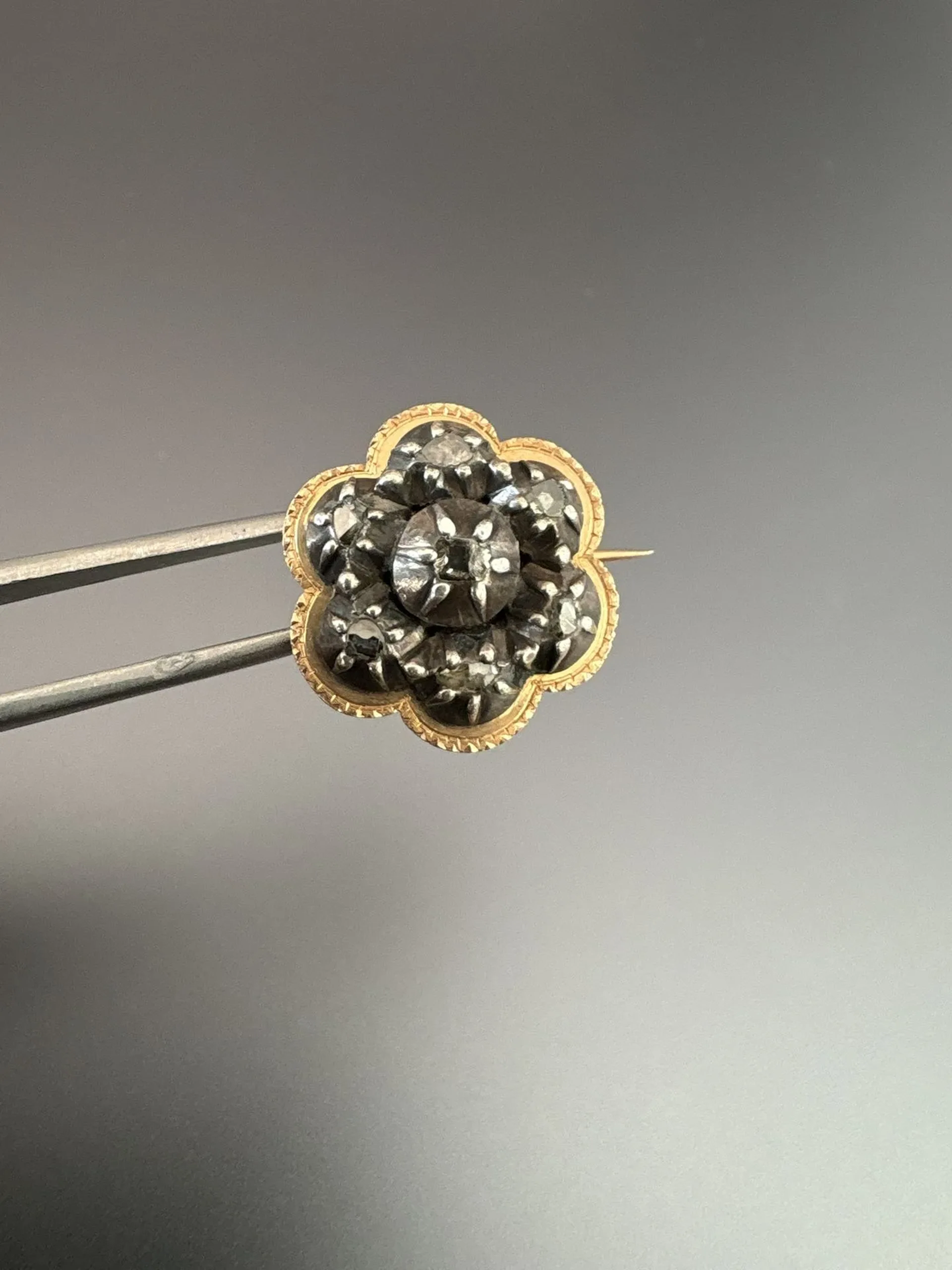 XIXe siècle. Broche de revers en or gravé avec motif de fleu - Lot 14
