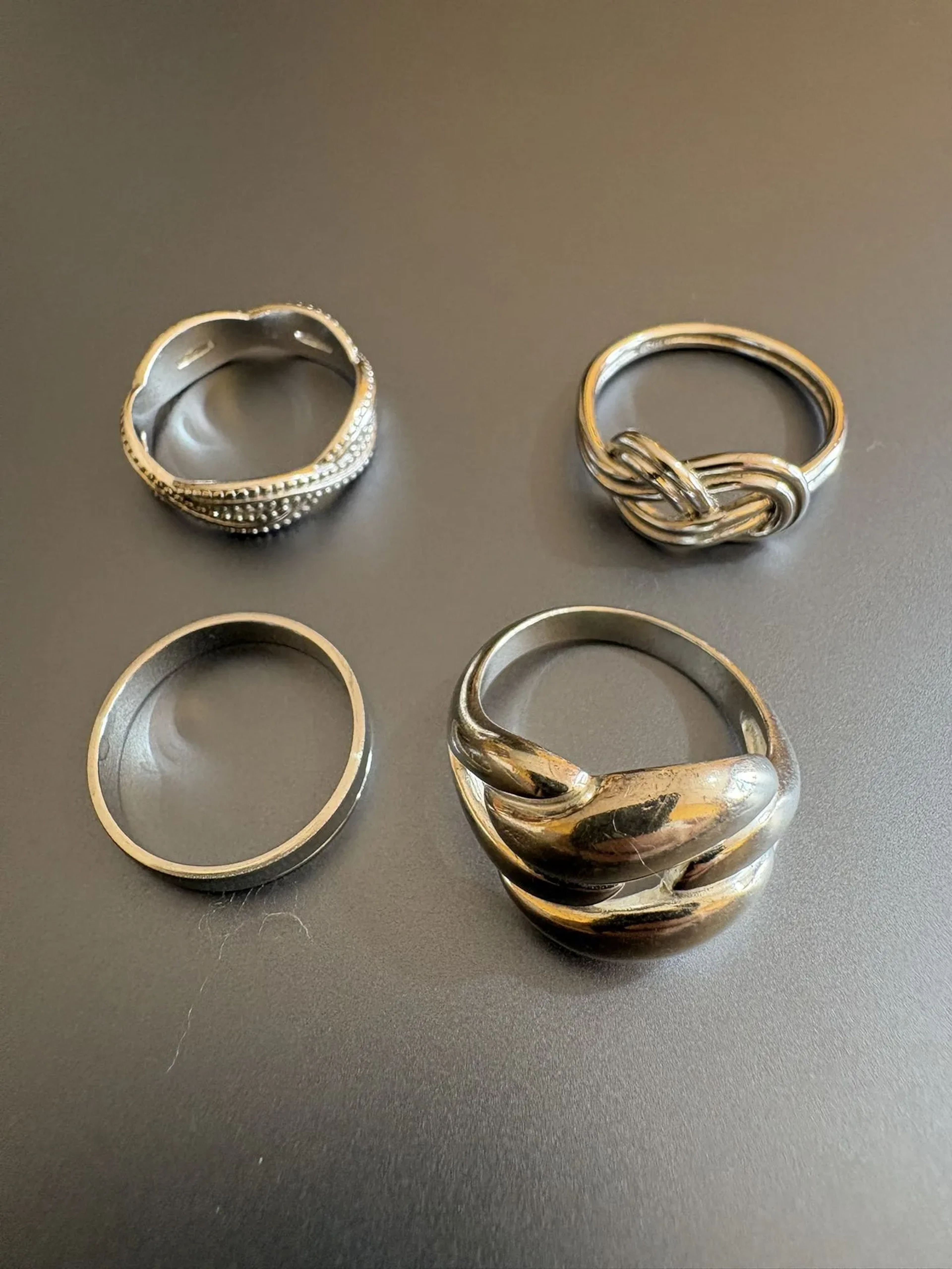 Quatre bagues en argent 925°/°°. Tailles : 54-53-56-58. Poid - Lot 78