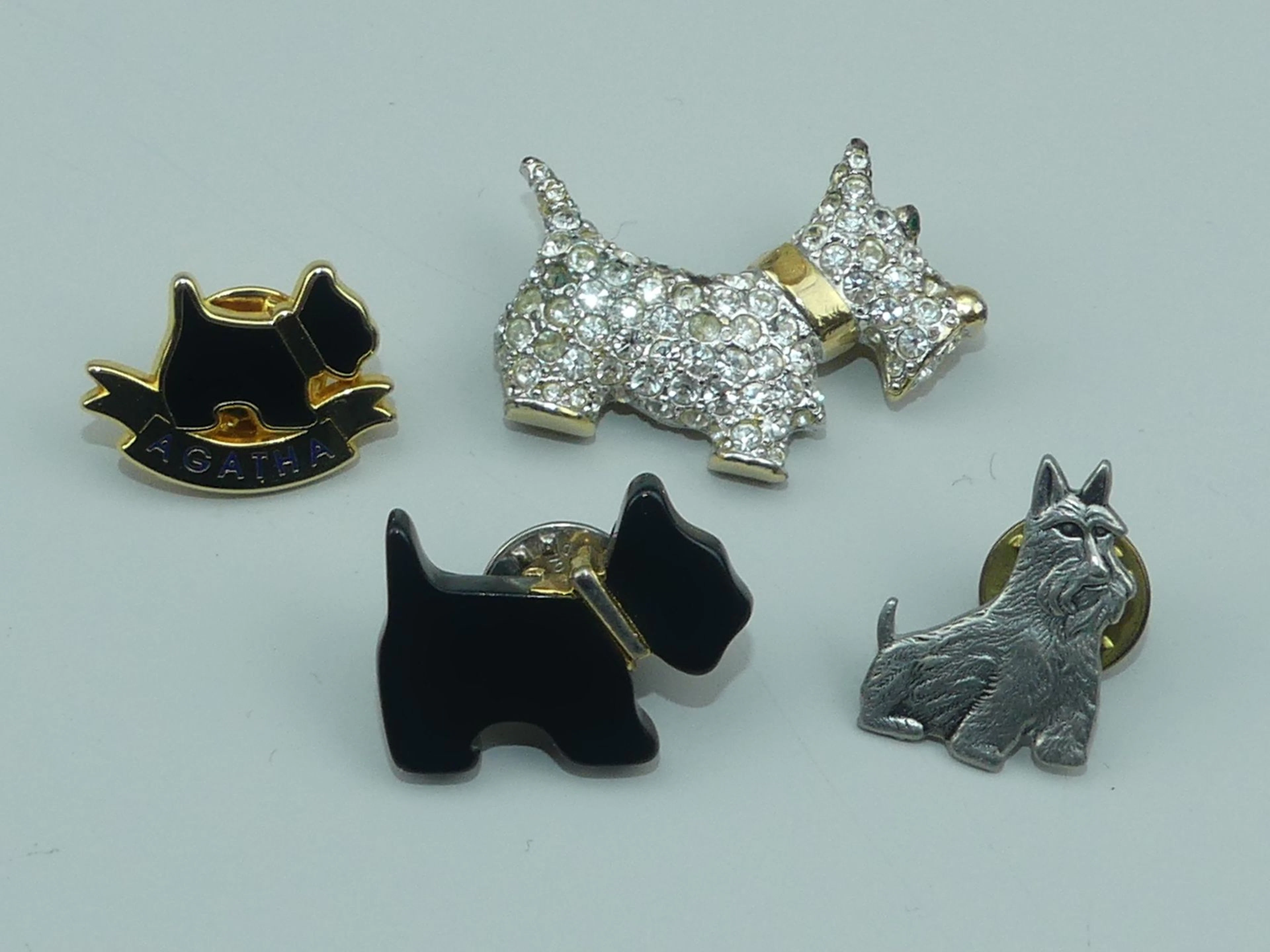 AGATHA 2 pin's chien Scottish terrier signés, l'un signé AR - Lot 450