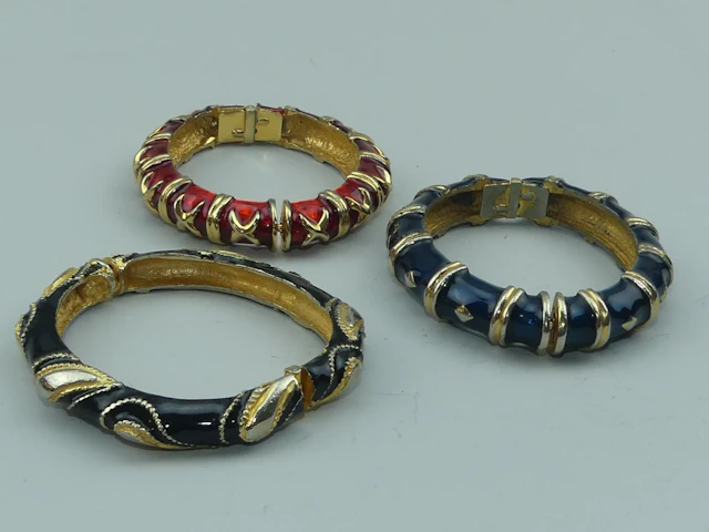 MARESCO. 3 bracelets vintage en métal doré et émail rouge, n - Lot 376
