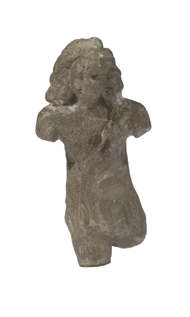 Statuette représentant un homme debout vêtu d'une tunique lu - Lot 326