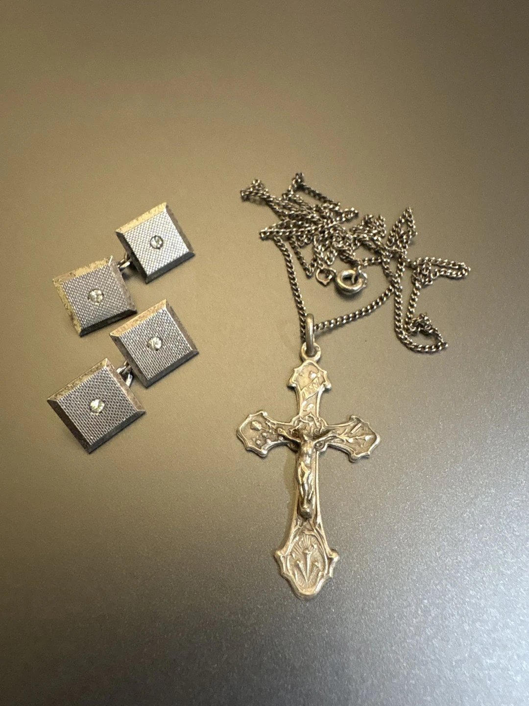 Chaîne, croix et paire de boutons de manchettes en argent 80 - Lot 59
