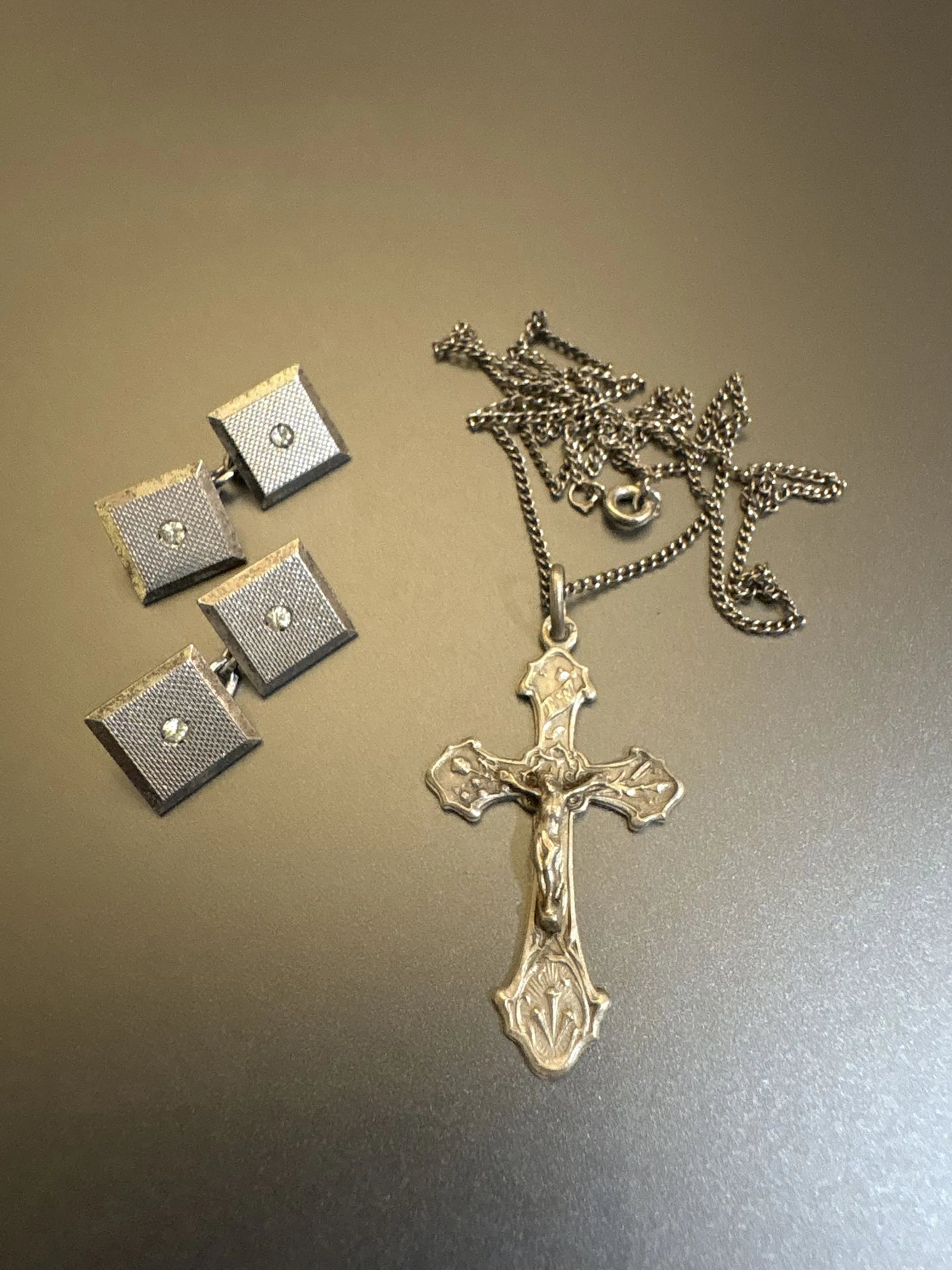 Chaîne, croix et paire de boutons de manchettes en argent 80 - Lot 59