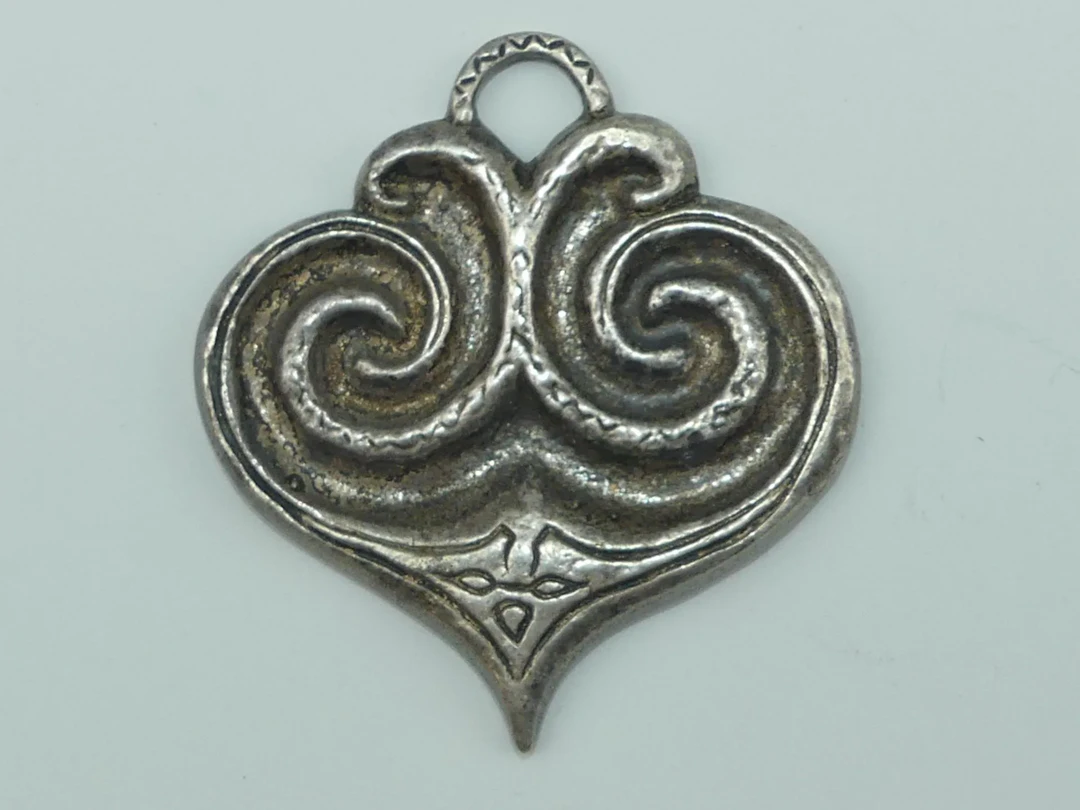 Yvonne TINDAS. Pendentif en bronze argenté. Signé au dos. - Lot 460