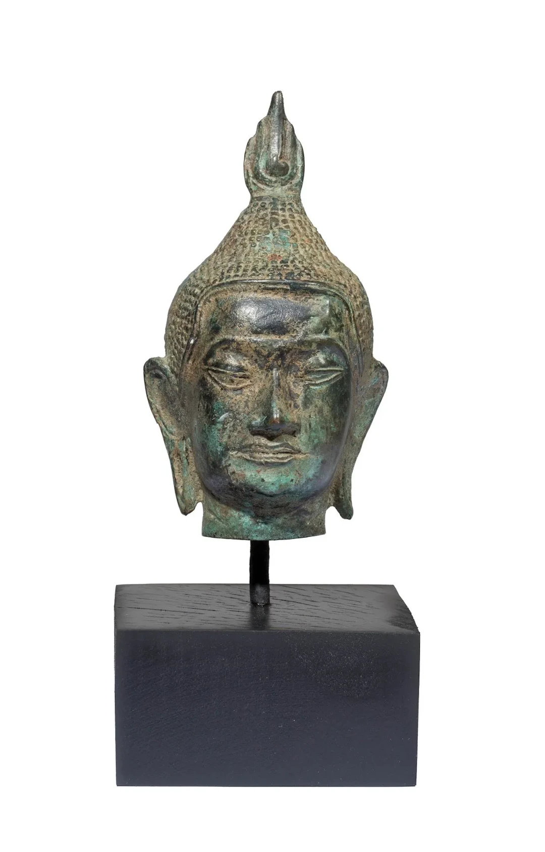 Tête de Bouddha en bronze à patine verte. - Lot 298